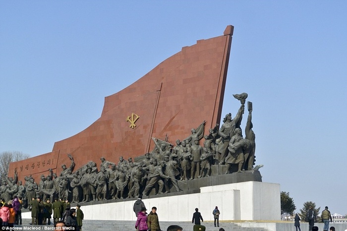 Một tượng đài trên đường phố Bình Nhưỡng khi Andrew đến thăm Triều Tiên vào tháng 2/2013.