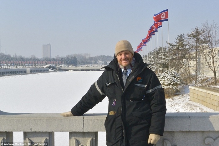 Andrew chụp ảnh kỷ niệm ở Bình Nhưỡng.