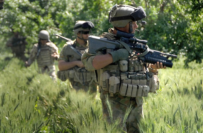 Quân đội Áo chính thức sử dụng súng AUG với tên gọi StG 77 vào năm 1977, thay thế súng trường tự động StG 58 sử dụng cỡ đạn 7.62mm (dưới giấy phép của FN FAL).