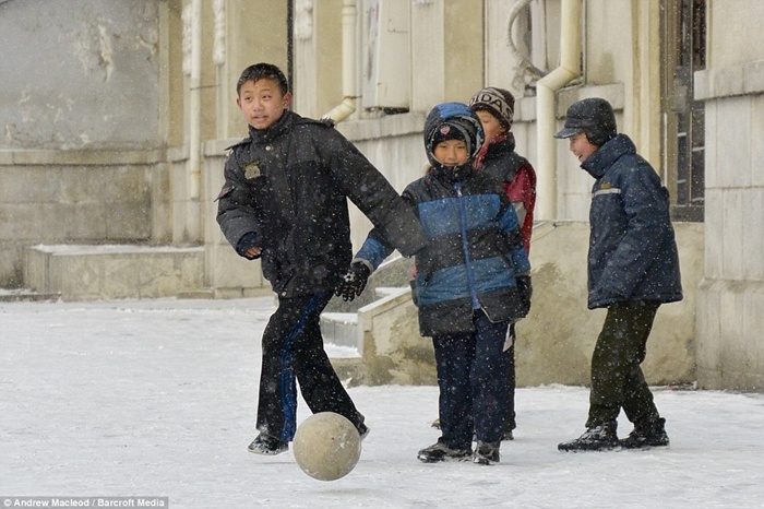Trẻ em Triều Tiên chơi bóng đá trên đường phố.