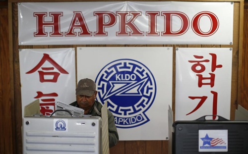 Bỏ phiếu tại trường dạy võ ở Chicago.