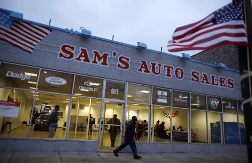 Cử tri ra vào tấp nập tại cơ sở bán xe ô tô ở Chicago.