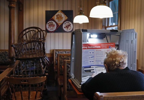 Bàn ăn tại một nhà hàng nhỏ trở thành nơi bỏ phiếu.