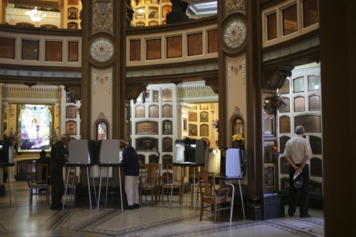 Thậm chí nhà để tro hỏa táng ở Neptune Society, San Francisco cũng trở thành địa điểm để bỏ phiếu bầu.