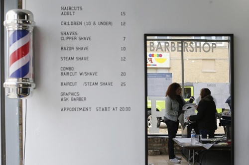 Sau khi bỏ phiếu, cử tri có thể lựa chọn tân trang hình thức tại cửa hàng cắt tóc ở Chicago.