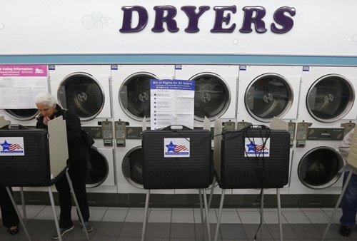 Tiếng máy giặt tại cửa hiệu giặt tự động không hề khiến cử tri xao nhãng khi đưa ra quyết định.