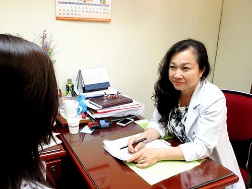 Tư vấn cho một phụ nữ tại Bệnh viện Phụ sản Quốc tế Sài Gòn.