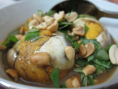 7 dieu ban nen biet khi an trung vit lon hinh anh