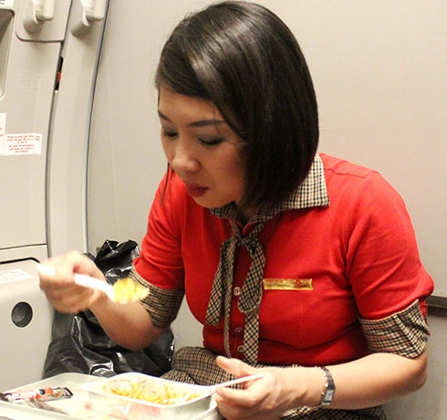 Tiep vien hang khong: Nhoc nhan sau nhung nu cuoi hinh anh