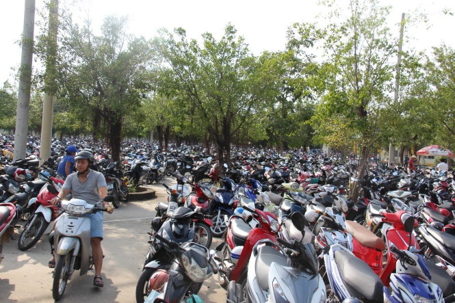 Rất đông khách tới khu du lịch Đại Nam trong ngày 5/11. 