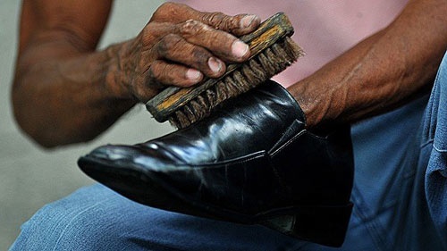 Khi đoạt giải thưởng 23.700 đô, Mgayiya dành hết tiền vào việc kinh doanh, mua ghế và các đồ nghề đánh giày. Ảnh minh họa.