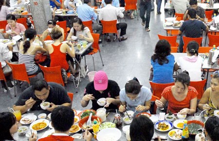 Nganh dich vu luu tru, an uong hoi phuc nhanh hinh anh