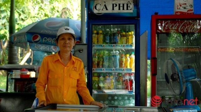 Bà Hóa buồn rầu bên gian hàng của mình.