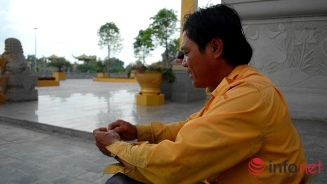 Một công nhân buồn bã trước khi khu du lịch đóng cửa.