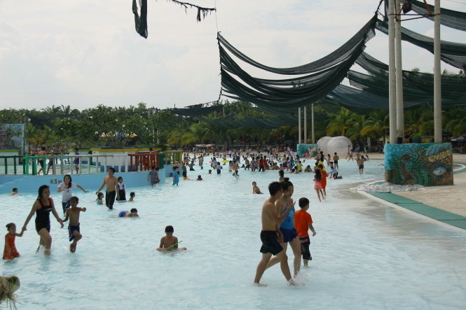 Khách vui chơi trong khu du lịch Đại Nam ngày.