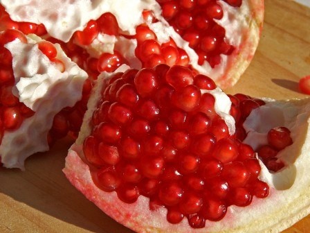 Hạt lựu: Các chất polyphenol và flavonoid trong hạt lựu có thể giúp da chống lại sự xâm hại của các gốc tự do, ngăn ngừa sự hình thành sớm của nếp nhăn và làm mờ dần các các đốm đồi mồi. Ăn nhiều hạt lựu còn có thể bảo vệ khớp, các chất dinh dưỡng trong đó có tác dụng thúc đẩy bài tiết dịch khớp giúp bôi trơn các khớp. Dầu hạt quả lựu có khả năng ngăn ngừa sự hình thành tế bào ung thư da nhờ khả năng