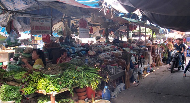 Ngày 15-10, tiểu thương chợ Thành Công phản đối chủ đầu tư đưa máy khoan vào chợ khoan khảo sát địa chất, đến nay việc xây dựng chợ - TTTM Thành Công vẫn chưa được người dân đồng thuận.