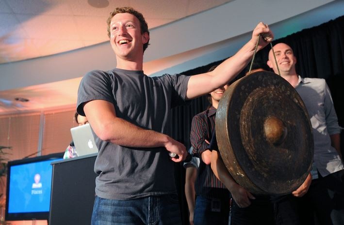 Zuckerberg chỉ mặc duy nhất một chiếc áo phông màu xám khi xuất hiện tại các sự kiện công khai.