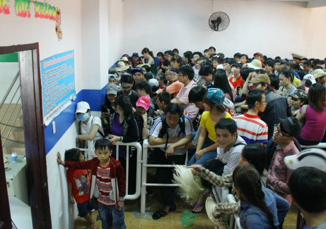 Khu vui chơi nhà tuyết quá tải vì lượng người quá đông.