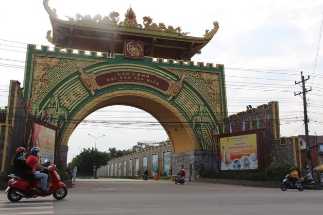 Cổng vào khu du lịch.