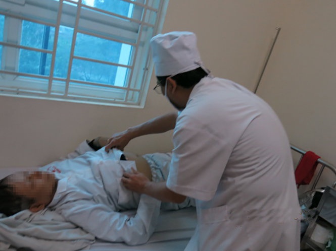 Thăm khám cho bệnh nhân viêm tụy cấp tại Bệnh viện 354, Hà Nội.