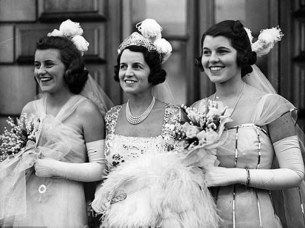 Rosemary (bìa phải) hồi 19 tuổi, với mẹ Rose và em gái Kathleen chụp năm 1938. Cô đã trải qua cuộc phẫu thuật mở thùy não bất thành 3 năm sau đó.