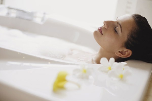 Tuy nhiên, các mẹ bầu cần biết, nếu thai nhi bình thường, khỏe mạnh, mẹ không bị chảy máu âm đạo hoặc rò nước ối, thì thời giam ngâm mình trong bồn tắm ấm là rất có lợi. Đó là cách tuyệt vời để mẹ thư giãn cơ thể, giảm mệt mỏi và chữa được chứng mất ngủ khi mang thai.