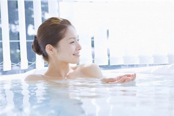 Tắm đúng thời điểm. Không phải bao giờ mệt mỏi hoặc không sạch sẽ đều tắm là được. Cơ thể phụ nữ trong thời gian mang bầu rất nhạy cảm, vì vậy mẹ bầu không nên tắm khi vừa thức dậy hoặc vào đêm quá khuya. Phụ nữ mang thai nên chọn tắm vào chiều tối sau khi đi làm về đã nghỉ ngơi một chút.