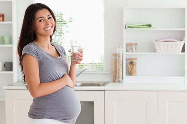 Uống nước trong khi tắm. Mẹ bầu hãy chuẩn bị một chai nước đặt bên cạnh bồn tắm nếu thời gian tắm kéo dài lâu, bà mẹ nên uống nước để tránh nguy cơ mất nước.