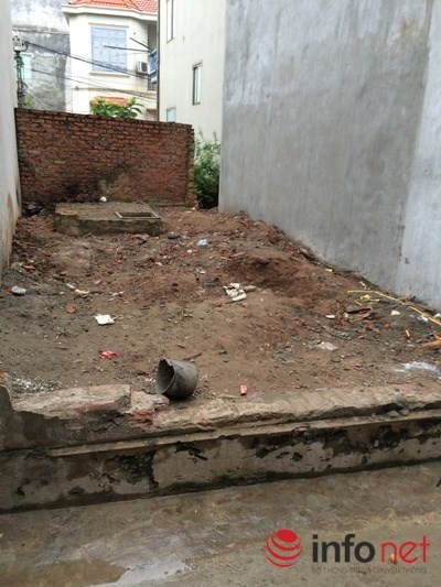 Nếu không mua được những căn nhà cũ trong ngõ thì những mảnh đất có diện tích nhỏ trong các ngõ ngách của Hà Nội cũng được các nhà đầu tư săn lùng để xây nhà bán. 