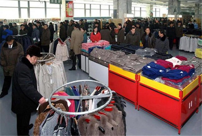 Vao trong trung tam thuong mai duy nhat o Trieu Tien hinh anh