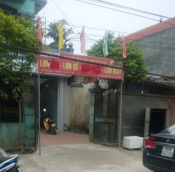 Tấm biển thông báo thu mua lợn của trùm Dũng.