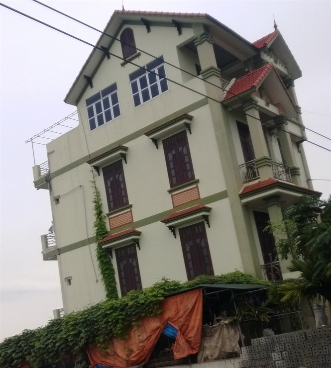 Căn nhà khang trang của một ông trùm buôn lợn chết.