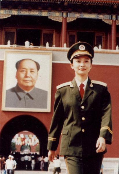 5 -  Biên Mai – nữ vệ sĩ đầu tiên của Trung Quốc. Cô cao 168cm, vóc dáng mảnh mai nhưng ẩn chứa bên trong là sự mạnh mẽ hiếm có. Năm 1993 Biên Mai từng đoạt giải Hoa Khôi Bắc Kinh. Cô từng làm vệ sĩ cho các đệ nhất phu nhân của Mỹ, Nga, Ấn Độ, Romania, Anh, Nhật Bản, tháp tùng công chúa Thái Lan và nữ thủ tướng Pakistan khi họ đến thăm đất nước Vạn lý trường thành. Hình ảnh nữ cảnh vệ Trung Quốc xinh đẹp đứng ngoài hành lang làm nhiệm vụ để lại ấn tượng tốt đẹp trong mắt các quan khách cấp cao. Ảnh: Sina.