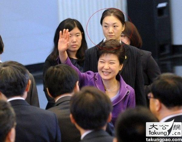 8 - Trong ảnh là nữ vệ sĩ tháp tùng tổng thống Hàn Quốc Park Geuyn Hye. Tuy vẻ ngoài của cô gái này không quá nổi bật, nhưng ánh mắt rất có thần, rất thu hút. Danh tính không được tiết lộ nhưng việc xuất hiện thường xuyên bên nữ tống thống đầu tiên của Hàn Quốc đã khiến nhiều người ấn tượng với nữ vệ sĩ này. Ảnh: takung.cn.