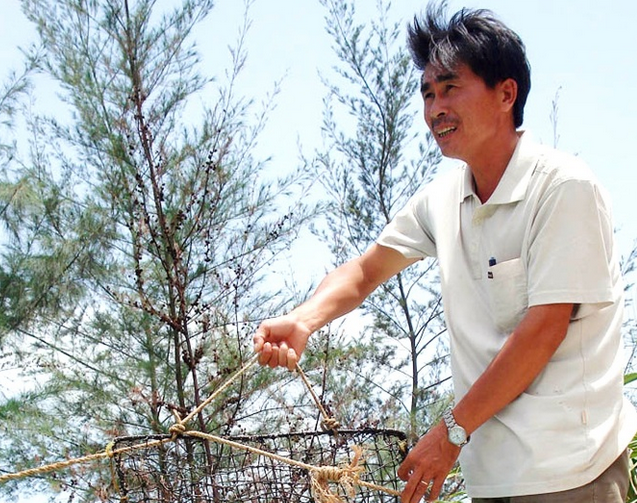 Qua trinh lam giau voi ngoc trai cua anh tho san ca mien Tay hinh anh