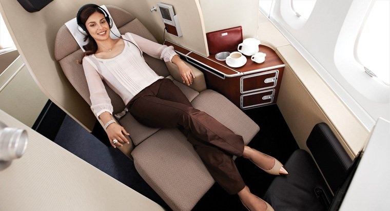7. Qantas Hạng ghế sang trọng nhất của hãng hàng không Qantas được trang bị giường phẳng dài 6,5-foot với một nệm da cừu sang trọng. Hành khách cũng có thể yêu cầu dịch vụ Sky để thưởng thức những loại rượu vang từng đoạt giải thưởng của Qantas.
