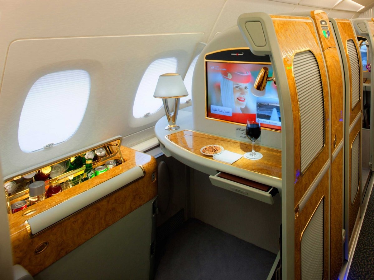 3. Emirates Hãng hàng không Dubai Emirates cũng là một trong những người tiên phong trên thị trường dịch vụ bay cao cấp. Hạng ghế thương gia của hãng này được trang bị với bàn đựng đồ, gương trang điểm và tủ quần áo. Thậm chí, trên chiếc máy bay A380 siêu sang, hãng Emirates còn cung cấp cho hành khách phòng tắm kiêm spa được lát đá cẩm thạch ngay trên chiếc phi cơ này.