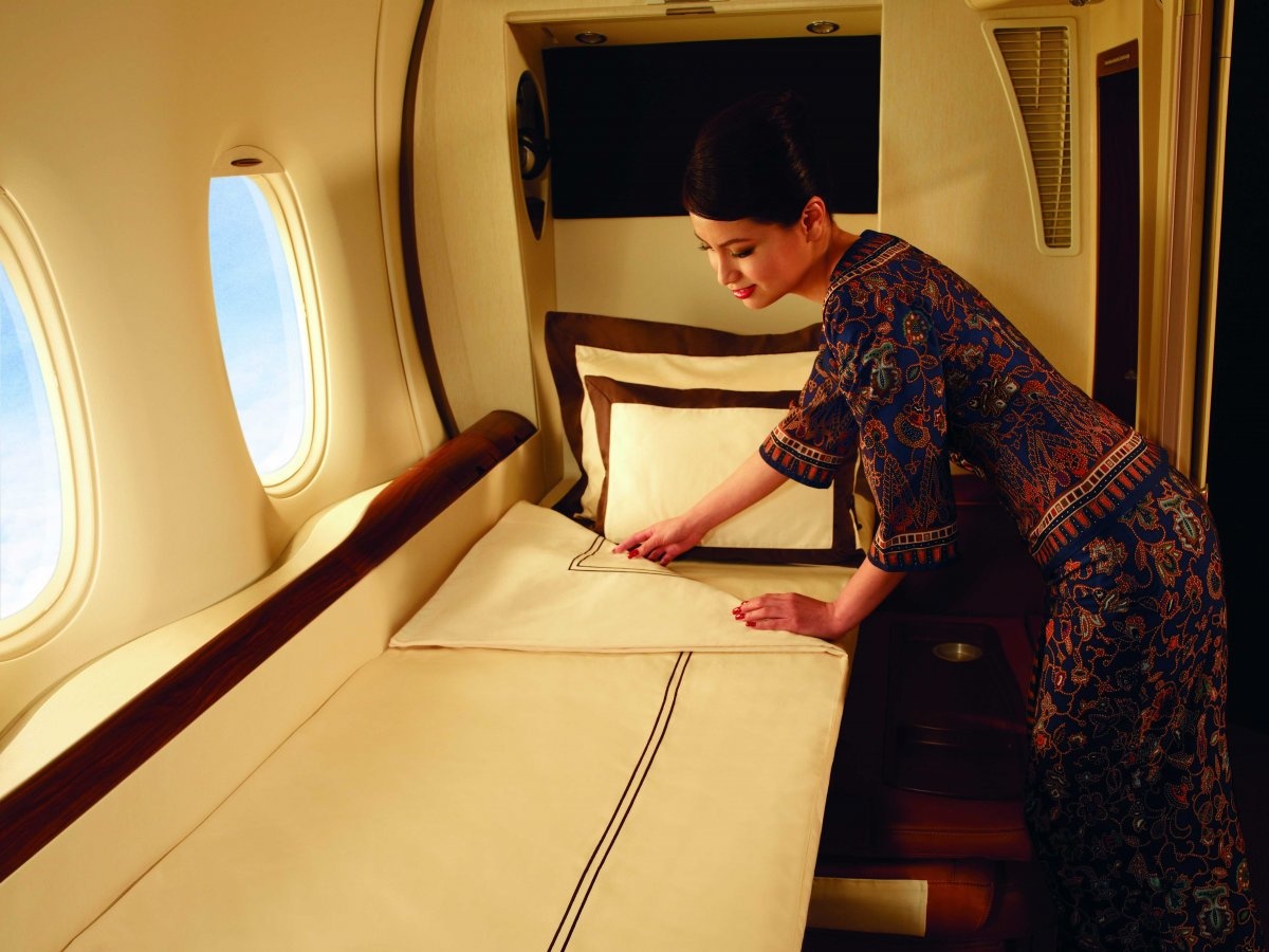 2. Singapore Airlines Singapore Airlines từ lâu đã được biết đến là một trong những hãng hàng không tốt nhất trên thế giới, và những hạng ghế sang trọng nhất của hãng cũng một phần chứng minh được danh tiếng của họ. Ghế thương gia trên máy bay của Singapore được trang bị một hệ thống giải trí hiện đại với màn hình LCD lên tới 23 inch lớn và giường thật thay vì giường do ghế chuyển đổi.