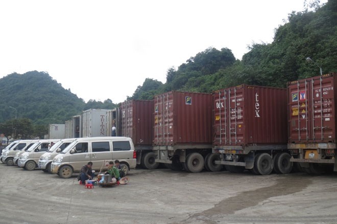 Lai tac hang xuat khau tren bien gioi hinh anh