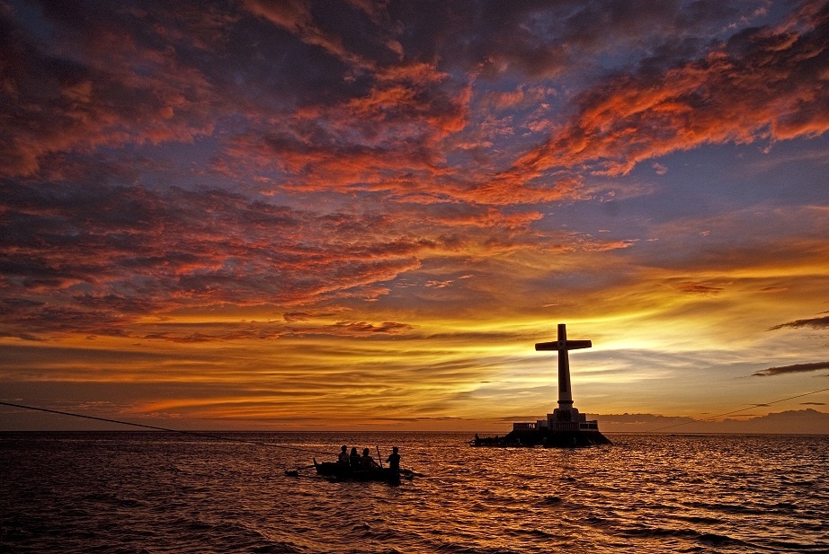 Hình ảnh cây thánh giá trở thành một chủ đề ưa thích của các nhiếp ảnh gia và nó là một điểm nhấn cho những bức ảnh đáng kinh ngạc của hoàng hôn và bình minh trên đảo Camiguin.