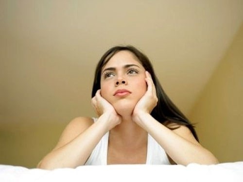 Bạn cảm thấy đau khi quan hệ. Những nguy cơ này cũng có thể xảy ra với phụ nữ trẻ tuổi. Tuy nhiên, nó cũng có thể là tác dụng phụ của các biện pháp tránh thai mà bạn dùng. Vì vậy, bạn nên nói với bác sĩ để được kiểm tra, phát hiện nguyên nhân chính xác nhất.