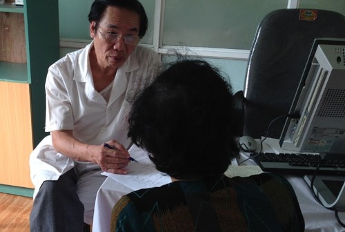 Uong than duoc 'ong khoe, ba vui': Vo chong vao vien cap cuu hinh anh