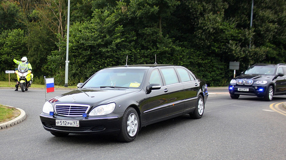 Tong thong Putin di Mercedes S600 sieu chong dan hinh anh