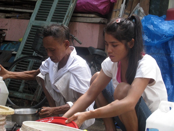 Làm cư dân của xóm chạy thận đã 8 năm, chị Đinh Thị Hon (23 tuổi, K’Bang, Gia Lai) sống nương nhờ lòng tốt  của nhóm từ thiện và mọi người trong xóm. “Không chồng con, gia đình bỏ rơi từ ngày bị bệnh. Mình sống được nhờ  sự bảo bọc, chia sẻ của mọi người. Sống là người đây, mai nay chết đi cũng nhờ bà con ở đây”, chị Hon nói.