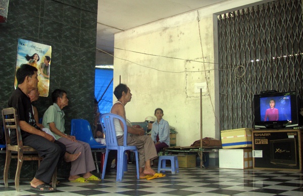 Sau giờ nghỉ, họ lại quây quần bên nhau xem ti vi, nghe đài, hay tụ tập kể những câu chuyện vui...