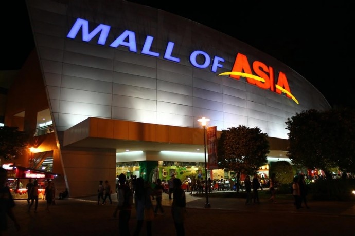 10. SM mall of Asia – Pasay, Phillipines Diện tích: 407.000 mét vuông Trung tâm thương mại này mở cửa vào năm 2006 và đã thu hút hơn 200.000 lượt người mỗi ngày. The Mall of Asia là bốn tòa nhà nối liền nhau bao gồm trung tâm mua sắm chính, trung tâm vui chơi giải trí, lối đi và bãi gửi xe.  Một trong những điểm thu hút chính của trung tâm thương mại là rạp chiếu phim IMAX và Centre stage Cinema chuyên tổ chức các buổi biểu diễn nhạc sống và nhạc kịch. Nơi đây còn có sân trượt băng lớn nhất ở Đông Nam Á.