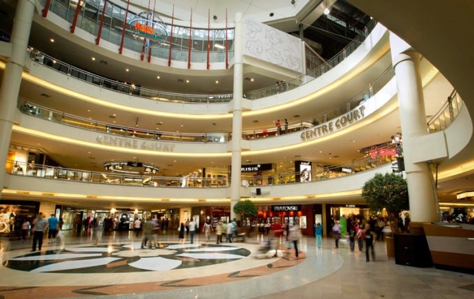 9. Mid Valley Megamall – Kuala Lampur, Malaysia Diện tích: 420.000 mét vuông Mid Valley Megamall là một trong những trung tâm mua sắm lớn nhất của Malaysia, với 5 tầng cửa hàng và một khu vực đậu xe có thể chứa tối đa 11.000 chiếc xe.  Khu phức hợp bao gồm trung tâm mua sắm, một tòa tháp văn phòng và hai khách sạn.  Tất cả các cửa hàng thời trang và các nhãn hiệu sang trọng tại trung tâm mua sắm này sẽ mang đến một sự choáng ngợp cho bất cứ ai đến mua sắm.