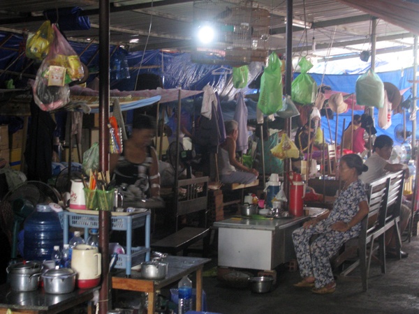 Xóm chạy thận với những tấm bạt, mái tôn xập xệ sát bên hông nhà tang lễ BVĐK tỉnh Bình Định. Cơ ngơi của xóm  là những chiếc giường cũ xếp san sát nhau cùng vật dụng sinh hoạt của người bệnh.