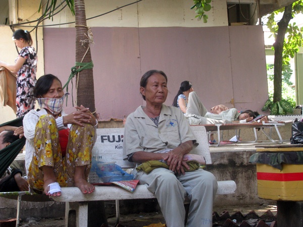 Ở xóm chạy thận, tất cả đều là những những mảnh đời khó khăn. Họ đang giành giật từng ngày, từng giờ sự sống.  Mỗi mảnh đời là một câu chuyện.